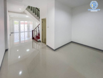 *****ทาวน์เฮ้าส์มือสองย่านนนทบุรี ม.นิวเวิลด์วิลล์ บางบัวทอง-สุพรรณบุรี บนเนื้อที่ 20 ตร.ว. ฟังก์ชัน 2 ห้องนอน 2 ห้องน้ำ 1 ที่จอดรถ แถมฟรี! 1 เครื่องปรับอากาศ เดินทางสะดวก หน้าโครงการติดถ.บางบัวทอง-สุพรรณบุรี เชื่อมต่อหลายเส้นทาง ถ.กาญจนาภิเษก ถ.สะพานนนทบุรี-บางบัวทอง